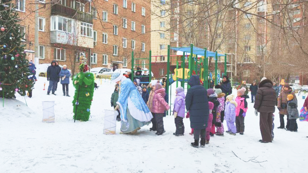 Новогодний праздник для детей во дворах домов Новогодний праздник для детей во дворах домов
