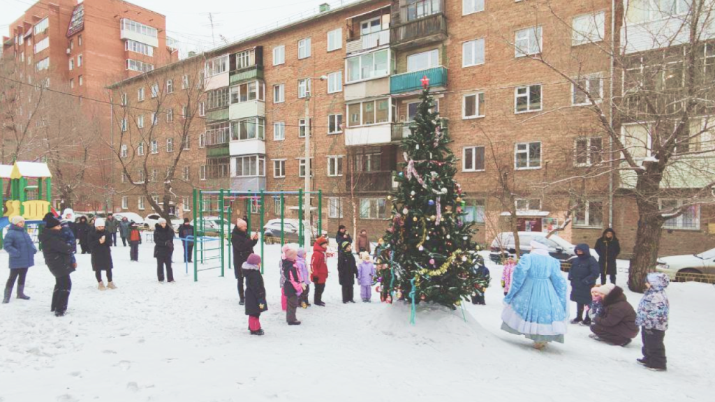 Новогодний праздник для детей во дворах домов на ул. Куйбышева, 95 и ул. Историческая, 90 Новогодний праздник для детей во дворах домов на ул. Куйбышева, 95 и ул. Историческая, 90