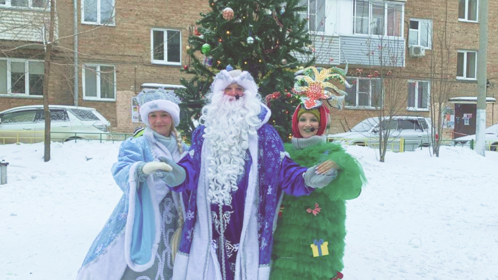 Новогодний праздник для детей во дворах домов