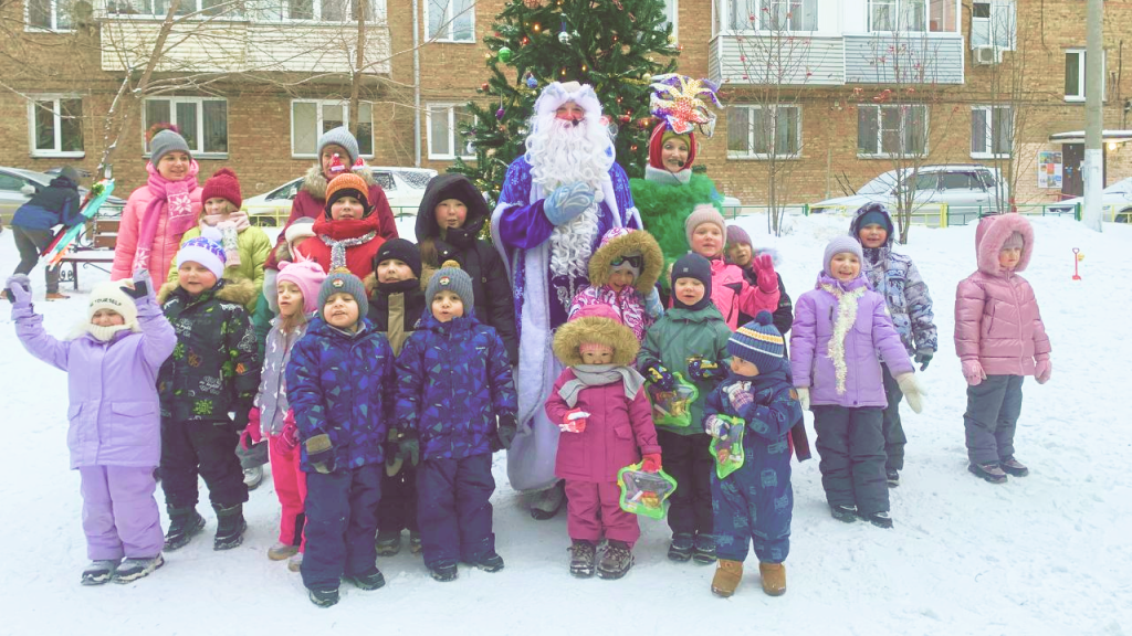 Новогодний праздник для детей во дворах домов Новогодний праздник для детей во дворах домов